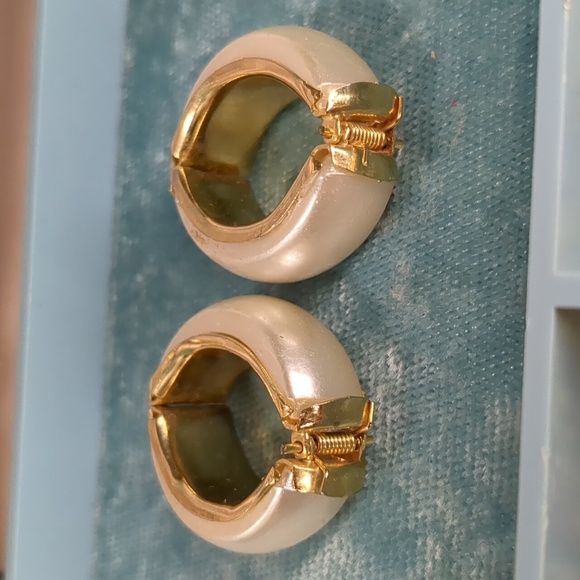 Vintage 60s Faux Pearl & Gold Tone Hoop Hinged Earrings Mid Century Estate - Picture 4 of 7